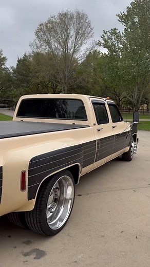Bad9er Garage on Instagram: "Shoutout @squarebodysyndicate Thanks for the license plate 🤙🏽 Side note: I also drive a Ford 😂 #squarebody #dually #lowereddually #chevytrucks #obs"