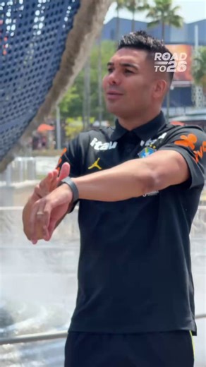 🚨💣 Casemiro was fining players who arrived late to the team hall today. 😅🇧🇷Case stood in the middle of the road directing them and urging everyone to hurry up as they were already late before training.Elite mentality — one of the best on and off the field. 🔥—@Roadto26usa