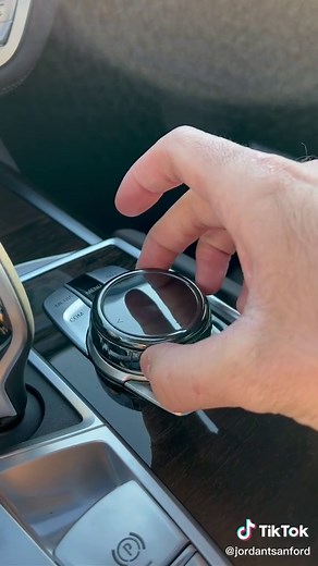 Exploring the 2022 BMW 750i xDrive | Car Review