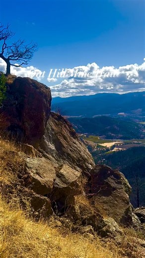 Autumn calls—and the trail answers. 🍂 Step outside the doors of The Atlas and into the golden light of the season with a wander on the Oat Mine Trail. Crisp air, rustling leaves, vineyard views — every step is an invitation to explore Calistoga’s wild side this fall. | The Atlas