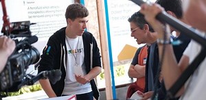 Jovem vence prêmio do Google usando ímãs para tirar plástico dos mares