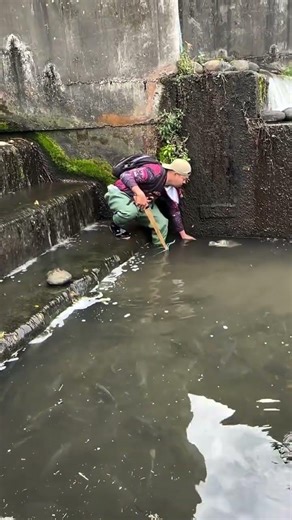 "Catching Fish in Dirty Water 😳 | Real Life Survival in Drain | Unexpected Catch!" #shortselling