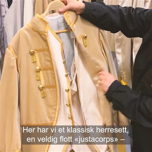 På lørdag, 14. oktober, holder vi kostymesalg i Operaen på Scene 2! Her er en liten sniktitt på det som selges 😍 Du kan kjøpe komplette kostymer med sko, klær, hatter, parykker, masker, belter – you name it! Dørene åpner kl 11 og salget varer til 15. Velkommen! Video: Adam Olsson Medvirkende: Paulina Cerda Arce og Gunnar Sommerfelt Fonn | Den Norske Opera & Ballett