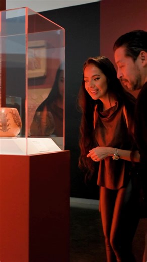 Casting light on the long darkness ☀️🌙 Mesoamerican cultures define time by the sun’s movement — through the heavens in the daytime and through the watery underworld at night. The sunrises and sunsets at the solstices and equinoxes mark the four corners of the universe. The special exhibition Painted Worlds: Color and Culture in Mesoamerican Art propels us through Mesoamerican cosmologies. In the Indigenous cultures of Mexico and Central America, cosmic order takes many forms: the points of a c