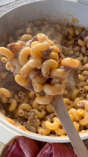 Gina Homolka - Healthy Recipes on Instagram: "Your family will love this homemade “Hamburger Helper” recipe! 😋 So much healthier than making it from a box and it’s all made in ONE skillet! High in protein with over 35 grams! SAVE TO MAKE LATER 👆🏻 ⠀⠀⠀⠀⠀⠀⠀ ✨Comment “Hamburger Helper” to get the recipe✨ ⠀⠀⠀⠀⠀⠀⠀⠀⠀ 12 WW Pts • Cals: 453 Protein: 35.5 Carbs: 51 Fats: 10 https://www.skinnytaste.com/homemade-hamburger-helper/ #groundbeef #wwrecipes #skinnytasterecipe #macaroni #h