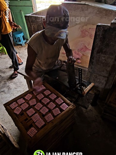 Cara Unik Membuat Kerupuk Pink untuk Usaha