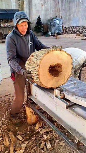Satisfying Wood Splitting Skills 😍 #woodworking #shorts #firewood