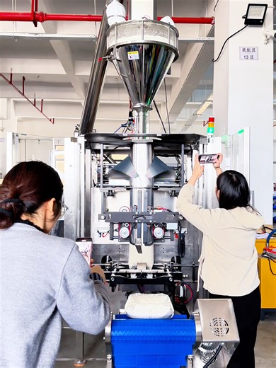 1000g 2500g 5kg wheat flour vertical pouch packing machine for food factory #wheatflour #wheatpackingmachine #flourpackingmachine #powderpackingmachine #verticalpackingmachine #pouchpackingmachine #foodpackingmachine #foodfactory #packingmachinemanufacturer #packingmachinefactory #packagingmachine