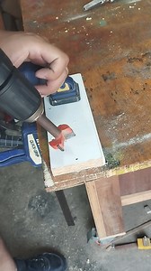 Perforación con broca forstner de 35mm para la instalación de bisagras ¿También lo haces a pulso? #herramientas #tutorial #tips #carpinteria #melamina | Aprende con Safra