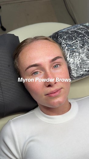 Nooit meer je wenkbrauwen hoeven bij te tekenen door de Powder Brows behandeling. We creëren hiermee een soort schaduw onder je wenkbrauw waardoor het lijkt alsof je wenkbrauwen perfect opgevuld zijn. @Myron Koops is heel blij met het resultaat, zien we jou ook snel? Boek via de link of stel je vragen in de comments 🤍 #powderbrows #myronkoops #enzoknol #GlowUpCetaphil