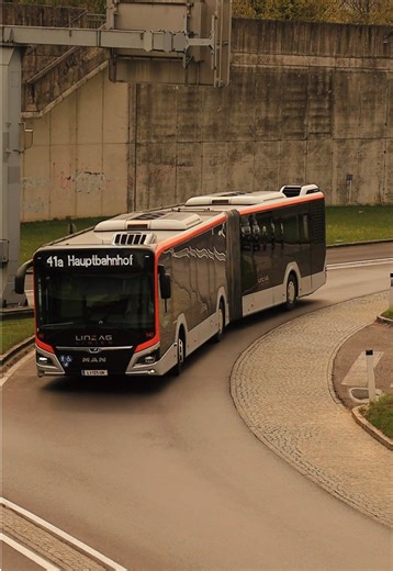 MAN NewLionsCity 18C Nr. 142 auf der Linie 41a Richtung „Hauptbahnhof/Busterminal“ beim Auffahren auf die A7 Richtung „Linz Zentrum“. Wegen des 24. Linzer Marathons wurde das gesamte Linien eingeschränkt/umgeleitet, von einer komplett Umleitung mit komplett anderer Endhaltestelle waren vorallem die Linien 41 und 43 betroffen, die ab dem Bindermichl auf die A7 fahren Richtung Hauptbahnhof, obwohl sie dort im Normalfall niemals hinkommen würden, deswegen fahren sie als „a“ Linie, da sie nicht kurz