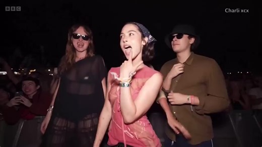 Gracie Abram’s doing the Apple dance in a revealing shirt. #gracieabrams #charliexcx #apple #fyp