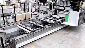 Robust edgebanding, optimal edge grip. Edgebanding machining centres from the Rover B Edge range allow users to carry out machining operations to shape and edgeband panels on a single machine. Discover more on www.bsse.group/Rover_B_Edge | Biesse