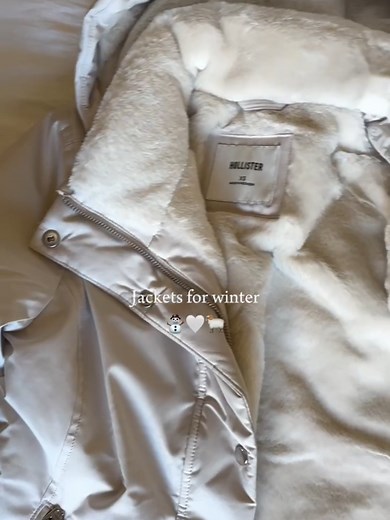 The perfect fluffy jacket from Hollister. XS 162cm, 5’4 🤍Faux Fur-Lined All-Weather Jacket 🤍The skirt is also from Hollister. #hollister #winterjackets #winteroutfits #jacket #whitejacket #winterfashion #pufferjacket #冬コーデ