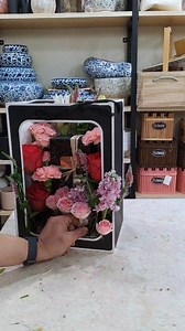 Tips: let the floral foam sit itself, do not rush. This design, leave a small portion of the foam dry to absorb water once stems sticked. You can not achieve this design if you always worry of longevity of flowers. There are certian floral design for longevity and artistic design for for gift presentation. #florist #floral #flores #flowershop #flowerlovers #floraldesign #floralart | Juner Donoso Bano