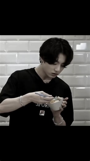 Jimin & JungKook | Neste RUN BTS, episódio 103 parte 2, os meninos deveriam cozinhar ao comando de um dos membros. A dupla Jimin e RM estavam cozinhando ao... | Instagram