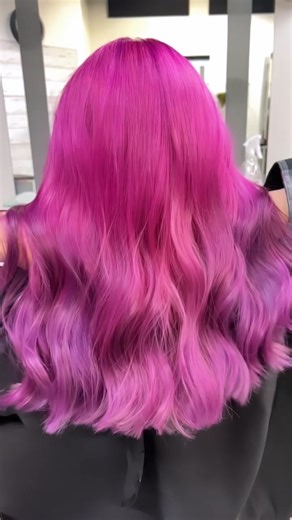 " Si tu color es de los que no pasan desapercibidos… necesitas que dure igual de intenso 😮‍💨🎨✨ JOICO Colorful es el “secreto” para mantener tus tonos fantasía y vibrantes por más tiempo 🛡️🌈💖 Porque ese rosa/neón/morado/azul no se hizo para deslavarse a la primera 🌀🧴 Aquí se protege el color y el look sigue diciendo WOW 💥✨ créditos: @salonelitewoodbury #JOICO #JoicoMexico #JoicoColorful #Colorful #ColorCare #AntiFade #CabelloTeñido #TonosFantasía #ColorVibrante #Haircare #RutinaCapilar #