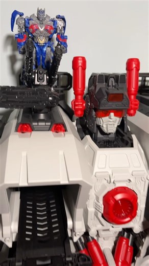 YOU THOUGHT GRIMLOCK WAS BIG! Age of extinction Optimus Prime on lewin #metroplex #wow #transformers