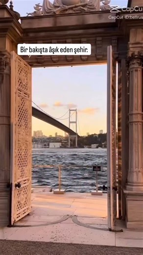 Ayça Kitapçi on Instagram: "📍 İstanbul | Türkiye İstanbul, iki kıtayı birleştiren nadir şehirlerden biri. Asya ile Avrupa’nın buluştuğu bu şehir; Bizans, Roma ve Osmanlı’ya başkentlik yapmış binlerce yıllık bir tarihe sahip. Bir yanında saraylar, camiler ve surlar; diğer yanında modern yaşam, kafeler ve hareketli sokaklar…#fly850✈️ İstanbul’da hayat erken başlar, geç biter. Vapur sesleri, sokak lezzetleri, mahalle kültürü ve hiç bitmeyen bir hareket hâli vardır. ❄️#staraynur29❄️ Bazen kalabalık