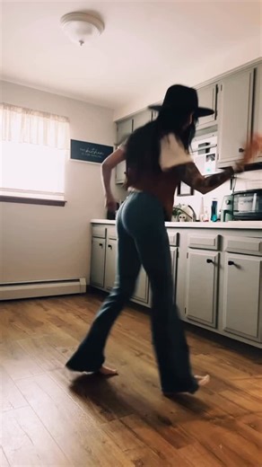 Heather Watts on Instagram: "Love this song 🙌❤️💃🏻 Have a great night 🫶 #1976 #the70s #70sbaby #70smusic #70snostalgia #70srock"