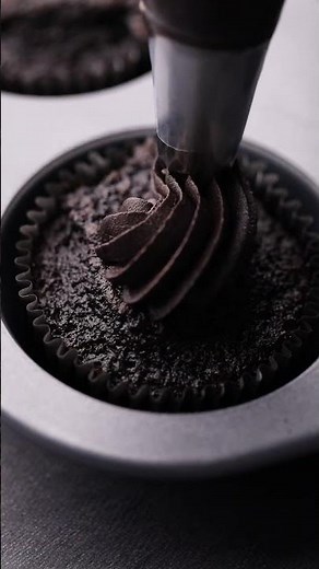 Black Velvet Cupcakes Recipe with Black frosting - Recipe link in description