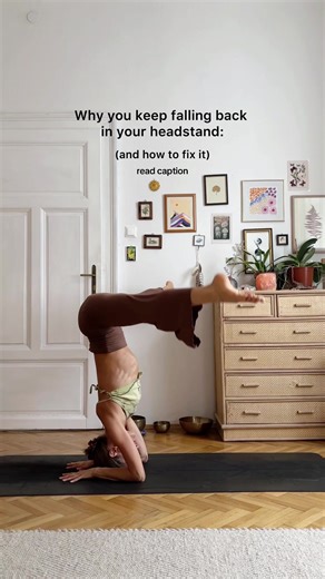 If you can’t hold your headstand yet, most of the time, it comes down to two things: strength and alignment. Headstand isn’t just balancing on your head. It’s actively pushing the floor away, lifting your shoulders and engaging your core. If your shoulders collapse or your ribs flare, your weight dumps into your head — and that’s when it feels unstable or heavy. Here’s what to focus on: 𖦹 Hand/arm placement: Interlace your fingers, elbows shoulder width apart 𖦹 The forearms press down – your f