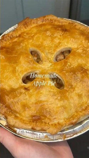 Homemade apple pie 🍎🥧 Buttery crust, cinnamon apples, baked from scratch.