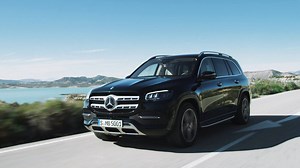 König der Straße – Der neue Mercedes-Benz GLS ist unser größtes und luxuriösestes SUV und bietet von allem mehr: mehr Raum, mehr Komfort, mehr Luxus. mb4.me/gls-com_fbk 👑 Die souveräne Präsenz seines Äußeren ergibt sich aus den gewachsenen Dimensionen (Länge 77 mm, Breite 22 mm) und als S-Klasse unter den SUV verwöhnt der neue GLS seine Passagiere natürlich auch mit MBUX Fond-Entertainment und vielen weiteren Annehmlichkeiten. | Mercedes-Benz Deutschland