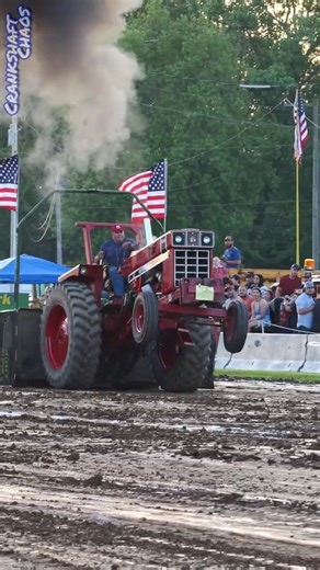 Tractor loses both front wheels during a pull #tractorpulling #tractorvideo