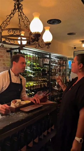 🌏 Carolina Abriani | Travel Creator - Experiencias reales on Instagram: "El restaurante más premium de carne de Buenos Aires — al que ya es casi imposible conseguir reserva 🥩🔥 Una experiencia gastronómica ultra exclusiva en Gaucha, donde cada detalle está pensado para vivir la carne de una forma distinta. 👉 Menú degustación de 10 o 15 pasos 👉 Cada menú viene maridado con vinos 👉 Carnes de pastura maduradas, embutidos propios y fuego real 👉 Solo 40 personas por noche No es ir a comer carne