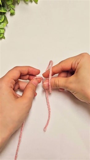 How to Tie a Slip Knot with Yarn - Quick and Easy Slip Knot Tutorial