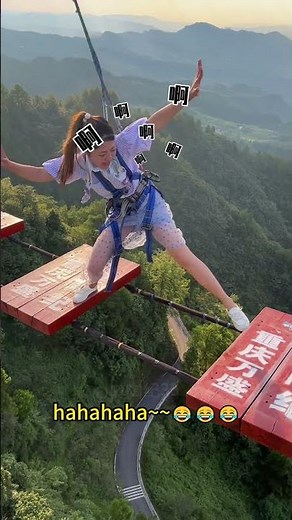 Facing a 300-meter sheer cliff, her reaction caught everyone by surprise
