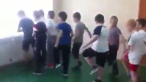 je pense que c'est surtout pck on met bcp plus de pression sur les filles pour qu'elle soit sage, gentille, docile etc alors que les garçons on les laisse globalement avoir le comportement qu'ils veulent