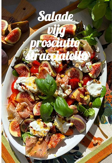 Salade met vijgen, prosciutto, stracciatella & pistachenoten De vijgen zijn weer in het seizoen! Dus deze salade moet je maken 😍 Heerlijk met prosciutto en stracciatella! De binnenkant van de burrata 💓 Ingrediënten: Gemengde sla Tomaatjes 3 verse vijgen 100 gram prosciutto 100 gram stracciatella (kaas) Pistachenoten Honing Basilicum crème Basilicum Aan de slag: Snijd de tomaten en vijgen in kwart stukjes. Verdeel alle ingrediënten over de sla en maak af met honing en basilicum crème. #salade #