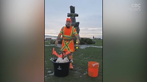While it mostly went online this year, a handful of people kept the annual Polar Bear Swim tradition alive by jumping into English Bay on New Year's Day. www.cbc.ca/1.5859436 | CBC Vancouver