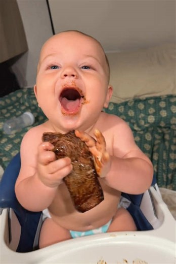 Baby eating is soooooooo cute 🥰🥰 #baby #cute #babyeating #funny #cutebaby #funnybaby #kids #funnyvideos #love #babylove #funnymoments #funnytiktok #viral #Foryou #fyp #tiktok #hahaha