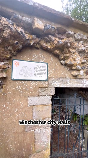 Winchester city walls are a series of defensive walls in central Winchester, originally built during the Roman settlement of southern Britain, in what was then the settlement of Venta Belgarum. #history#historyfacts#historylovers#winchester#unitedkingdom#fypviralシ#viralreelsシ#everyoneシ゚#followerseveryone#highlightseveryone | Lylin Barcelona