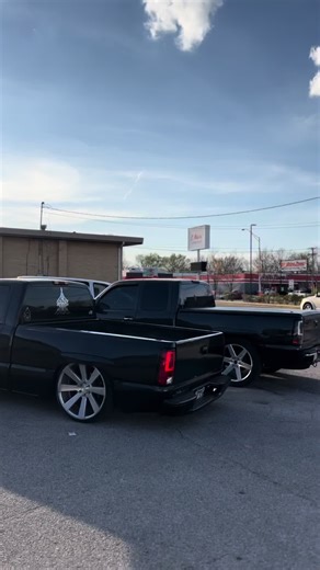 cateye or bubble eyes ? 🤔#tiktok #trokas #trokasmamalonas #chevy #viral #fyppppppppppppppppppppppp #blacktrucks #trucksoftiktok #tumbado #trokiandocuh #chevytruck #cateyechevy #TikTokAutoCampaign #CarTok