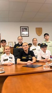 ❤️MILÉ DEŤÚRENCE: DNES JE VÁŠ DEŇ😊 🚓 Mnohé z vás sa rady hrajú na policajtov, máte doma malé vysielačky alebo policajné autíčka. 👮🏼‍♂️👮🏻Nezabudnite, že aj malý strážca poriadku však nesmie zabudnúť na pomoc druhým, odvahu, priateľstvo a férovosť voči kamarátom. Odkaz pre vás od policajnej šéfky a našich mini-kolegov nájdete na konci videa.😜 | Polícia Slovenskej republiky