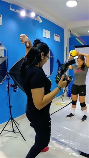 Ella le gusta tomar fotos. Pero le quedan así. #photooftheday #photo #nikon