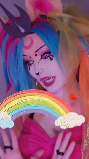 hope you helluva boss fans at lvlup expo are having a blast!! #queenbeecosplay #queenbee #queenbeelzebub #beelzebub #helluvaboss #helluvabosscosplay #helluvabossbeelzebub #hazbinhotel #beelzebubcosplay