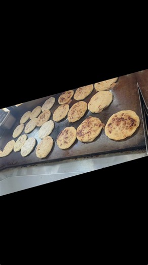 Pupusas revueltas con chicharrón, frijoles, calabaza y loroco