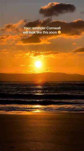 Your reminder Cornwall will look like this soon 🌞 Long, hazy summer days on the beach, exploring the picturesque harbour towns and villages, and golden sunsets over the sea 🌊 #cornwall #summer #cornwallholiday