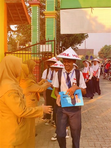 🌟 MPLS HARI 1 🌟 Hari Baru, Aman dan Nyaman di Sekolah Selamat datang kepada seluruh peserta didik baru di keluarga besar SMK Nurul Huda Jiken! 🤝💙 Hari pertama MPLS menjadi langkah awal untuk mengenal lingkungan sekolah, guru, teman-teman baru, serta budaya belajar yang positif. Semoga setiap langkah hari ini membawa semangat baru, keberanian untuk bertumbuh, dan pengalaman yang menyenangkan. Mari bersama menciptakan lingkungan sekolah yang aman, nyaman, ramah, dan bebas dari perundungan, kar