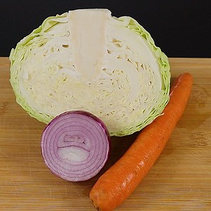 Probieren Sie beim nächsten Mal diesen köstlichen Krautsalat! Einfach, schnell und in 10 Minuten zubereitet! | The Magic Kitchen