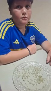 EL PODER OCULTO DEL CHALLENGE ✨🧒 Una mamá propone un juego a su hijo: coloca orégano en un plato, le hace tocarlo, luego cerrar los ojos y rezar. En ese momento le coloca un poco de jabón en el dedo sin que él lo note, y cuando vuelve a apoyarlo, el orégano se dispersa. Aunque es una reacción química, muchas familias lo usan como una forma lúdica de enseñar el valor y poder de la fe. Video de: clauu189 #challengeviral #viral #trucosparamamás #madreehijo #dios | Fm Río 104.3 General Belgrano