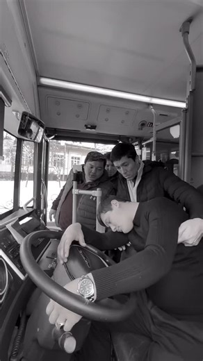 @1.inomarka.hayda on Instagram: "Ajal vaqt tanlamaydi 😱 Masterful technique transforms fruit gathering into art. A skilled worker performs a mesmerizing maneuver that seems almost effortless. With a swift extension of the arm, he sends most of the fruits flying forward, only to pull the bucket back in one seamless motion. This technique happens so quickly, precisely, and smoothly that it looks like a single, flowing rga movement. The use of centripetal force is key here - as he extends, the fru