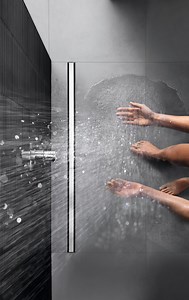 Einfach sauber: Die Duschrinne Geberit CleanLine macht nicht nur beim Anschauen, sondern auch beim Reinigen eine gute Figur. Anders als bei vielen herkömmlichen Rinnen können sich nicht auf der ganzen Länge Schmutz und Bakterien darin ansammeln. | Geberit
