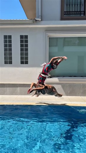 Денис Личман on Instagram: "Cosmo Vibe 🤩🐯🆒🐲#bboy #dance #showman #pooltricks #crazycouple #summervibes #waterfun #jumpchallenge #poolstunt #dangerousfun #foryou"