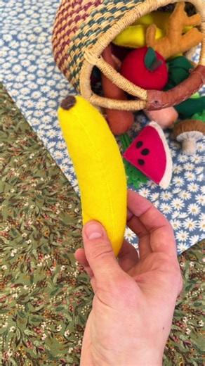 The easiest banana pattern ever! Available in my Etsy shop : ItsAllPrintable #diy #handsewing #handmadetoys #easyproject #playkitchen